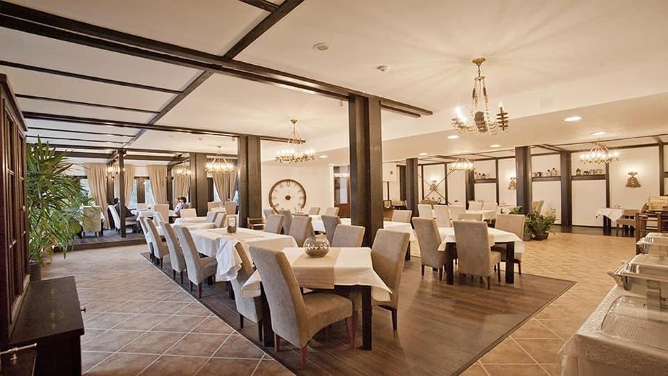 Hotel Regina Sinaia Bagian luar foto